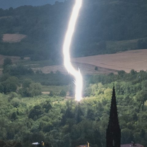Impacto en suelo validado, zona de aire seco y detalles visibles